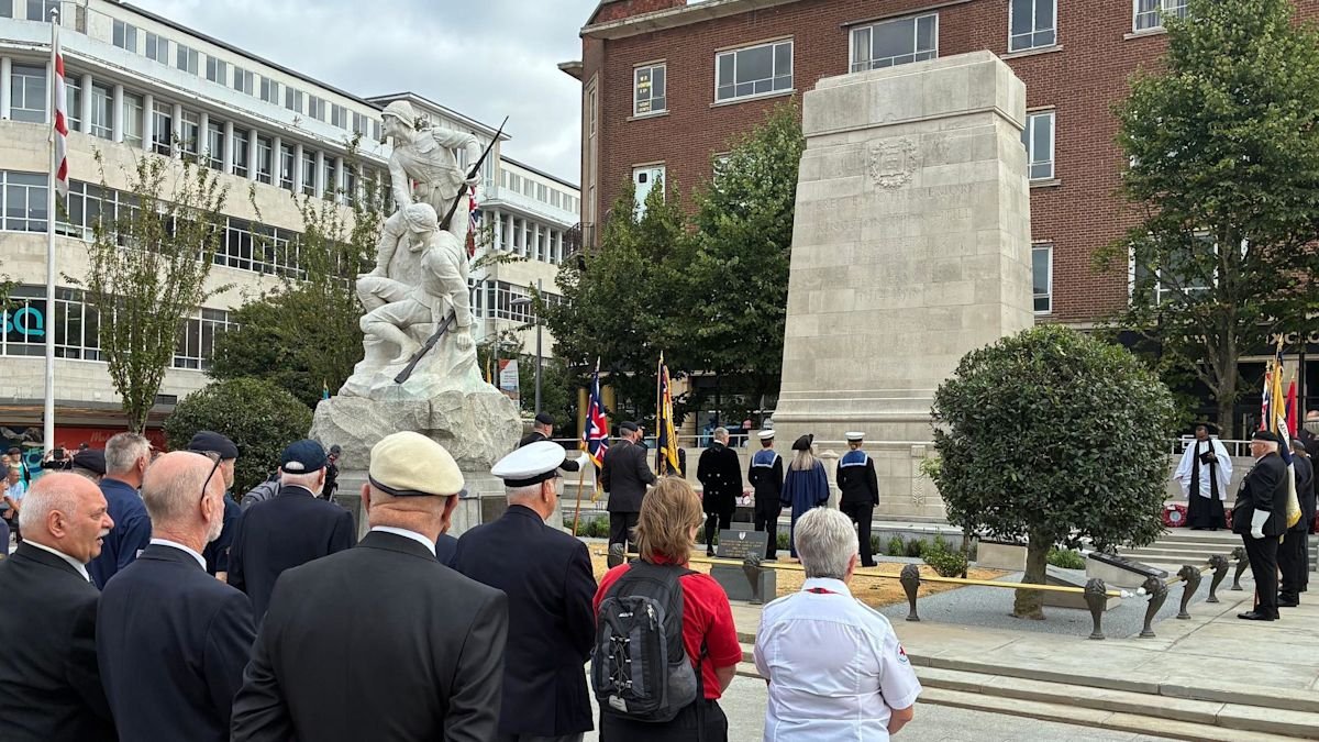 Hull Marks 81st Anniversary of VJ Day at Restored Cenotaph